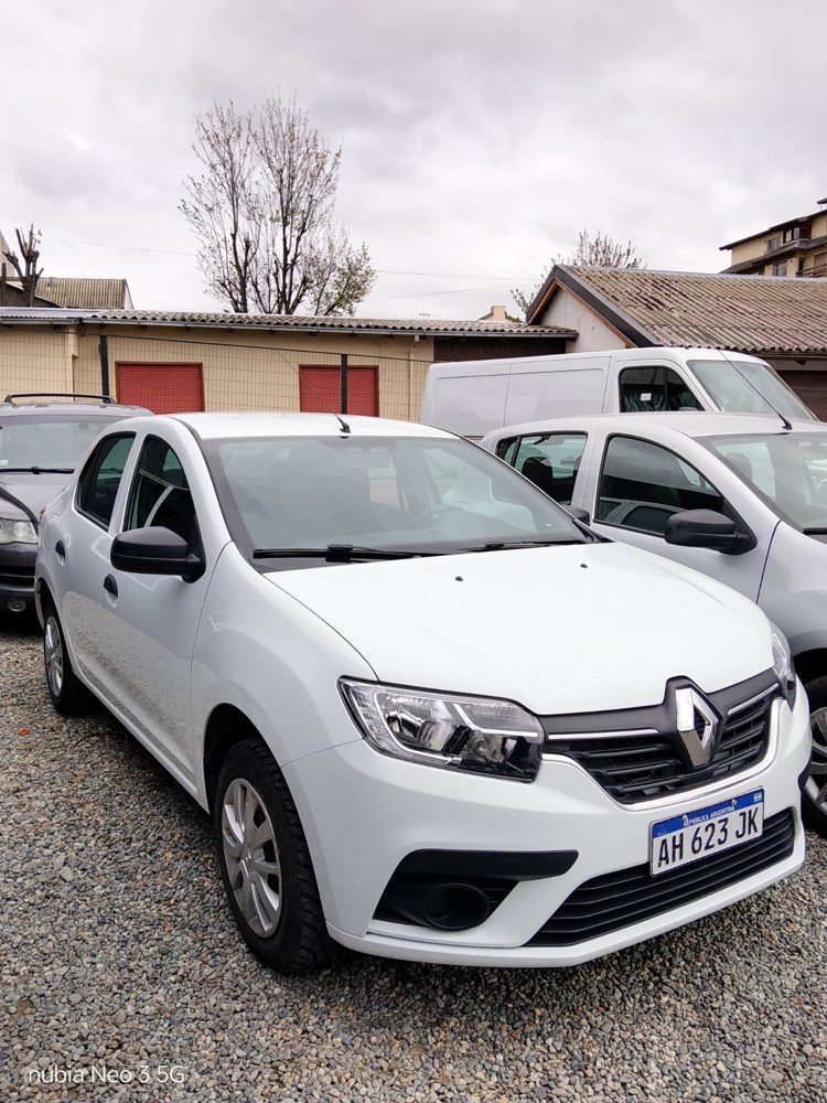 Fotografía original, provista por el propietario, de un Renault Logan blanco argentino